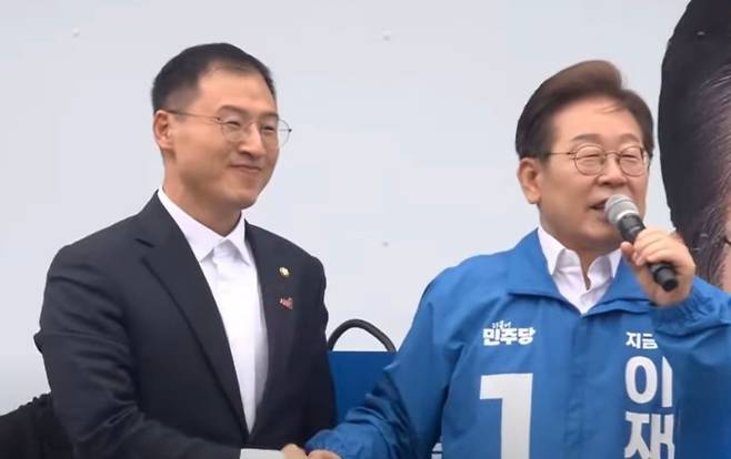 이재명 더불어민주당 대선 후보가 16일 전북 익산 유세 현장에서 무소속 김상욱 의원을 소개, 악수하고 있다. ('델리민주' 캡처)고 있다.