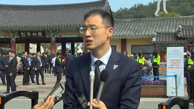 국민의힘을 탈당한 김상욱 의원이 18일  국립 5·18 민주묘지 앞에서 민주당 입당을 선언하며 발언하고 있다. (SBS 캡처)