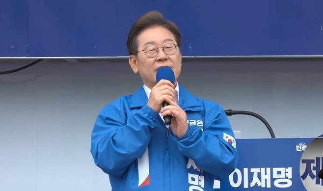 이재명 더불어민주당 대선 후보가 16일 오후 전북 군산시 구시청광장에서 유세를 펼치고 있다. ('델리민주' 캡처)