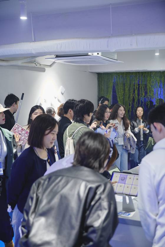 카스월드 팝업 현장. 리브랜딩 디자인 모티브를 시각화한 라이프스타일 굿즈 등을 통해 브랜드 리뉴얼을 오롯이 체험할 수 있는 공간으로 선보이며 긍정적인 반응을 얻었다. 오비맥주