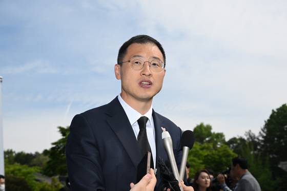 김상욱 무소속 의원이 18일 광주 북구 운정동 국립 5·18민주묘지 민주의 문 앞에서 기자회견을 하고 있다. 뉴스1