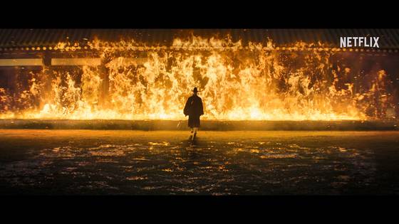 홍랑 중심의 액션 연출이 스타일리시하게 펼쳐진다. 사진 넷플릭스