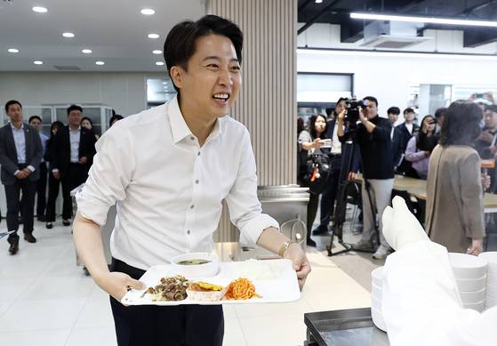 개혁신당 이준석 대선 후보가 15일 서울교육대학교에서 진행한 '학식먹자 이준석' 행사에서 점심을 배식 받고 있다. 연합뉴스