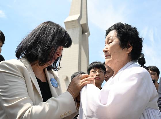 광주5·18민주화운동 45주년 기념식이 열린 18일 오전 광주 북구 운정동 국립5·18민주묘지에서 문재학 열사 어머니 김길자 여사가 오열하는 한국현대사연구회 소속 일본인 참배객을 위로하고 있다. 뉴시스