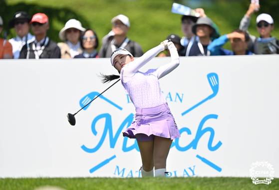 이예원이 3수 끝에 올 시즌 KLPGA 투어 두산 매치플레이 챔피언십 정상에 올랐다. 결승전 1번 홀에서 티샷하는 이예원. 사진 KLPGA