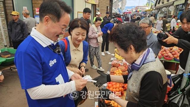 ▲ 더불어민주당 허영(춘천·철원·화천·양구갑) 국회의원이 지난 17일 춘천 풍물시장에서 ‘지역화폐 사용 챌린지’ 캠페인을 시작, 시민들의 참여를 독려했다. 허영 국회의원실 제공