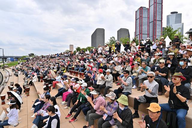 ▲ 정선아리랑문화재단은 지난 17일 서울 한강공원 물빛무대에서 1만여 명의 시민들이 참석한 가운데 정선아리랑 50주년을 기념해 ‘정선아리랑 in Seoul’ 행사를 통해 전통 뗏목 시연, 아리랑 공연 등을 성황리에 개최했다.