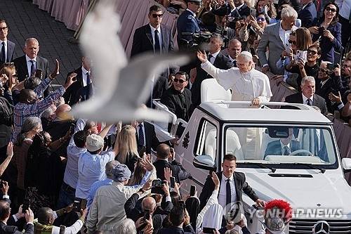 ▲ 레오 14세 교황이 18일(현지시간) 즉위 미사를 앞두고 파파모빌로 바티칸 성 베드로 광장을 도는 가운데 하얀 새가 날아가고 있다.&nbsp;&nbsp;[바티칸 AFP=연합뉴스]&nbsp;