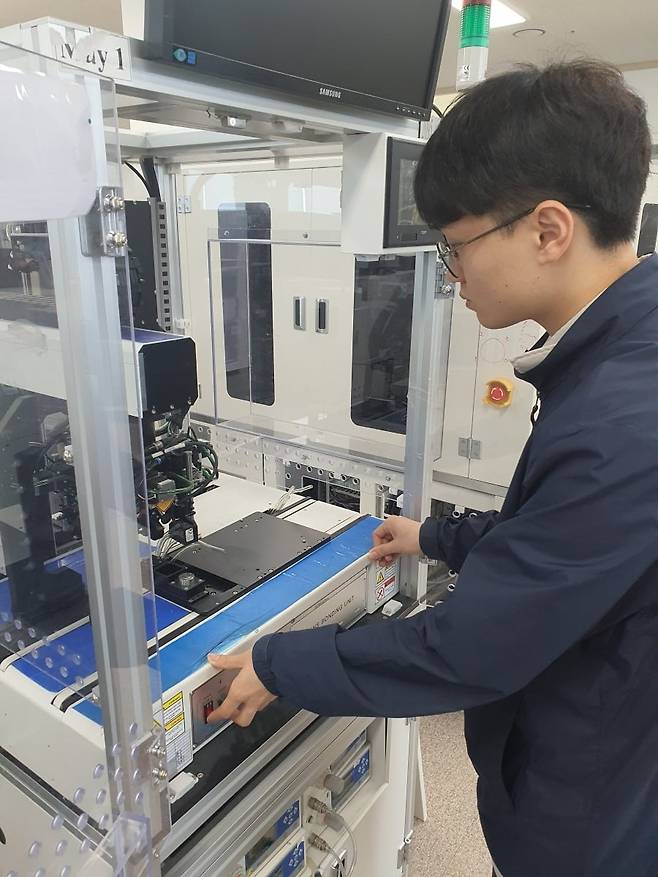 임창민 연구원이 렌즈 본딩 설비를 조작하고 있다. 인천=윤현주 기자