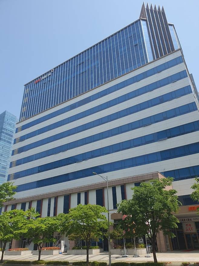 인천광역시 연수구 송도과학로 16번길 13-39에 위치한 엠씨넥스 타워. 인천=윤현주 기자