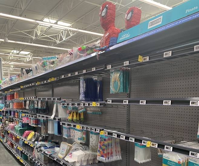 17일(현지시간) 미국 뉴저지 테터보로에 있는 월마트의 학용품 및 장난감, 아이용 액세서리 선반이 텅텅 비어있다.