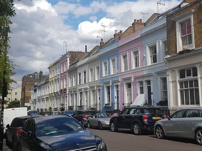 영국 런던 시내 노팅힐 지역의 주택가 모습. 1베드룸 아파트 매물이 15억원 정도에 나와있다. /최종석 기자