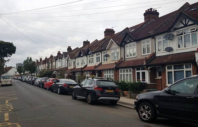 영국 런던의 한인 타운인 뉴몰든의 주택가. 양쪽 벽을 옆집과 공유하고 작은 뒷마당이 있는 테라스드 하우스(terraced house)가 가장 일반적인 영국 중산층의 주택이다.  3베드룸 주택의 매물이 약 12억~15억원 정도에 나와있다. /최종석 기자