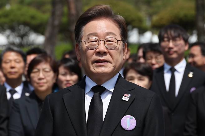 더불어민주당 이재명 대선후보가 18일 광주광역시 북구 국립 5·18민주묘지에서 열린 5·18민주화운동 45주년 기념식에 참석한 뒤 취재진과 만나 이날 발표한 개헌 관련 입장에 대한 질문에 답하고 있다. 사진=연합뉴스