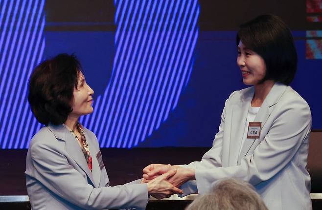 손 잡은 대선 후보 부인들. 사진=이솔 한국경제신문 기자