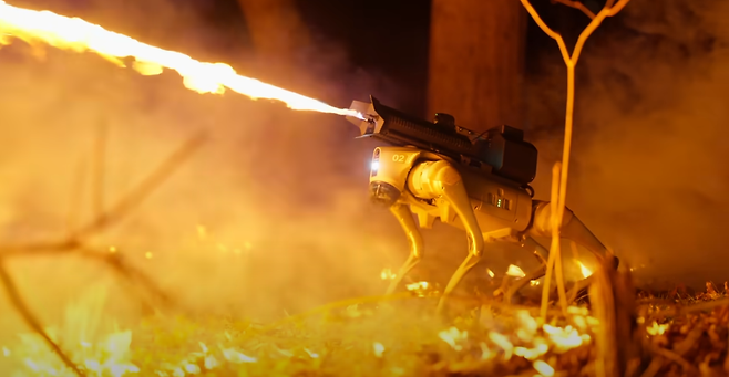 미국의 화염방사기 제조업체 스로플레임이 출시한 화염방사기를 장착한 4족 보행 로봇. 스로플레임 제공