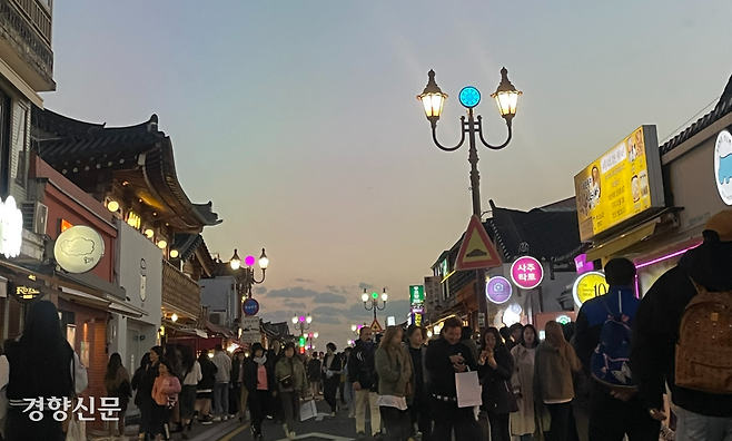 경북 경주시 황남동 황리단길에 2023년 10월 관광객들이 관광을 즐기고 있다. 김현수 기자