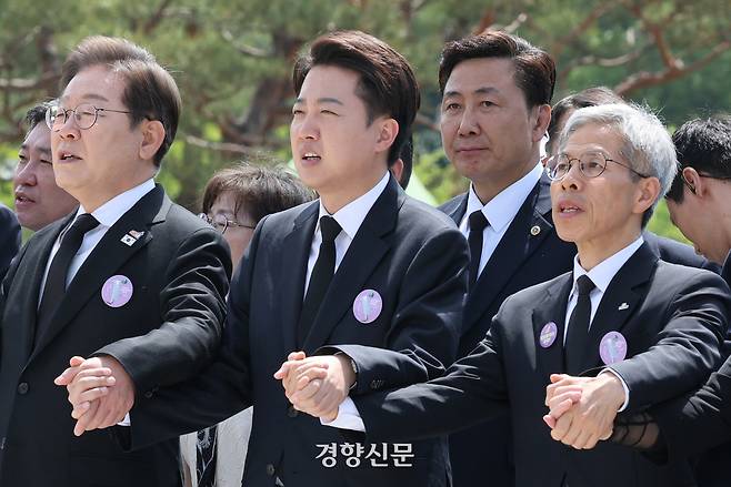 이재명 더불어민주당·이준석 개혁신당·권영국 민주노동당 대선 후보가 18일 광주 북구 국립 5.18 민주 묘지에서 열린 ‘5.18민주화운동 기념식’에서 임을 위한 행진곡을 체장하고 있다.  김창길 기자