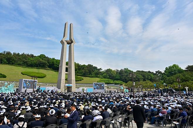 18일 오전 광주 북구 5·18 민주묘지에서 제45주년 5·18 민주화운동 기념식이 엄수되고 있다. 연합뉴스
