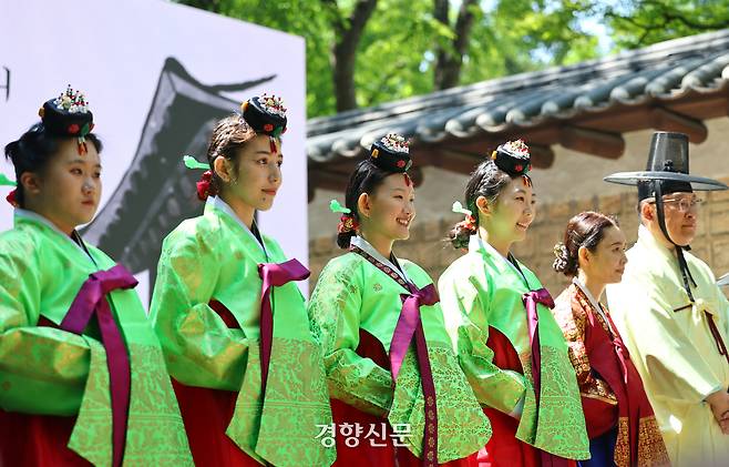 ‘성년의 날’을 하루 앞둔 19일 오후 서울 덕수궁 돌담길에서 열린 ‘성년의 날 기념행사’에서 올해 성년이 되는 청소년들이 ‘전통 성년례’를 치르고 있다. 2025.5.18. 정지윤 선임기자
