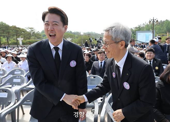 이준석 개혁신당 대선 후보와 권영국 민주노동당 대선 후보가 18일 광주 북구 국립 5·18 민주 묘지에서 열린 ‘5·18민주화운동 기념식’에서 인사하고 있다. 김창길 기자