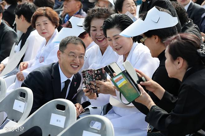 반기는 오월어머니들 국민의힘을 탈당한 김상욱 무소속 의원이 더불어민주당 입당을 선언한 18일 광주 국립5·18민주묘지에서 열린 5·18민주화운동 기념식에서 ‘오월어머니회’ 회원들과 사진을 찍고 있다. 김창길 기자