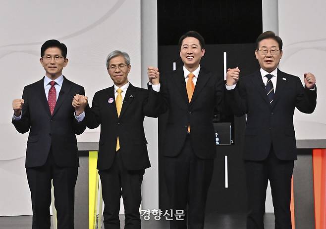 이재명 더불어민주당·이준석 개혁신당·권영국 민주노동당·김문수 국민의힘 대선 후보(오른쪽부터)가 중앙선거방송토론위원회 주관으로 18일 서울 상암동 SBS 프리즘센터 스튜디오에서 열린 제21대 대선 1차 후보자 토론회에서 기념 촬영을 하고 있다. 국회사진기자단