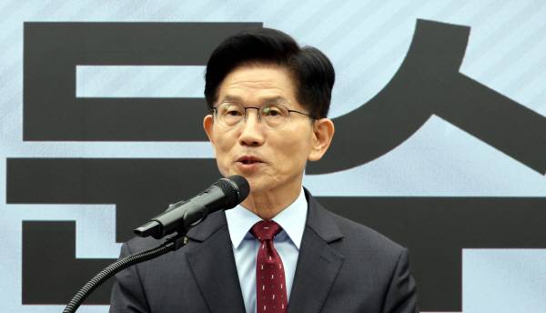 국민의힘 김문수 대선후보가 18일 서울 여의도 국민의힘 중앙당사에서 ‘경제를 판갈이 합니다-새롭게 대한민국’ 경제 공약을 발표하고 있다. 공동취재