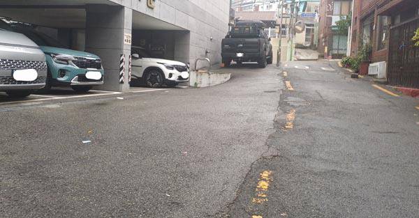 18일 부산 서구 동대신동의 A 씨 빌라와 현황도로.  백창훈 기자