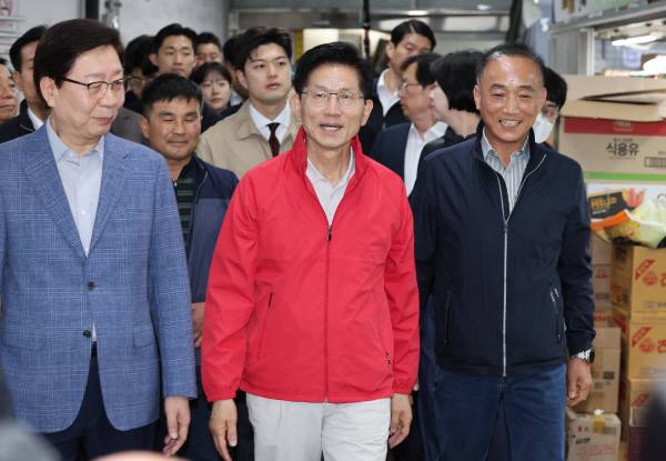 지난 12일 서울 송파구 가락시장을 방문한 국민의힘 김문수 대선 후보. 연합뉴스