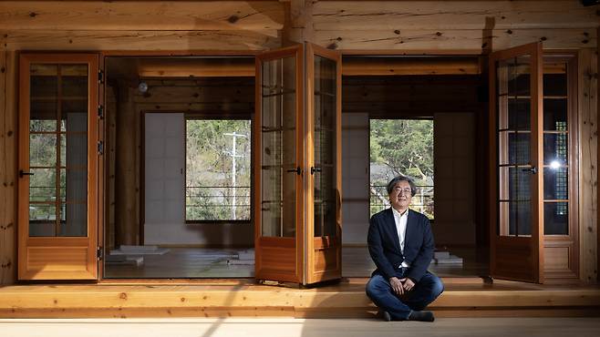Cho Jung-goo, architect at guga Urban Architecture, poses for a photo at Jinkwansa Korean Cultural Experience Center in Eunpyeong-gu, Seoul, April 29.  (Im Se-jun/The Korea Herald