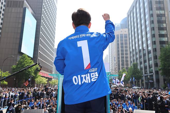 Democratic Party candidate Lee Jae-myung speaks at Cheonggye Square in central Seoul on May 12, the first day of the official campaign period before the June 3 presidential election. [YONHAP]