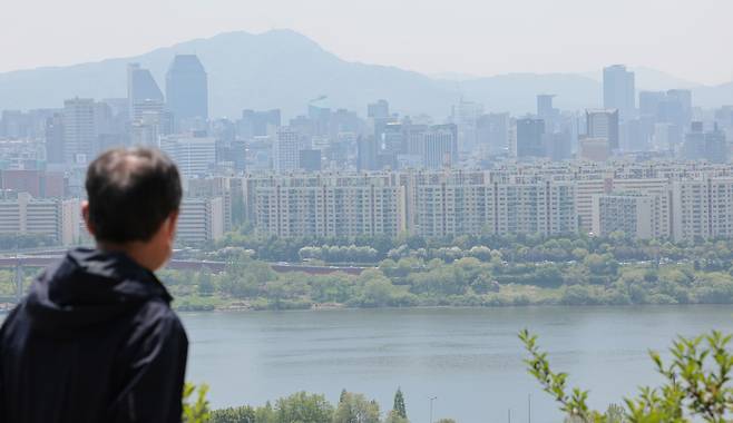 Apartment buildings in Apgujeong-dong, Gangnam District, southern Seoul, are pictured in this photo taken May 7. [YONHAP]