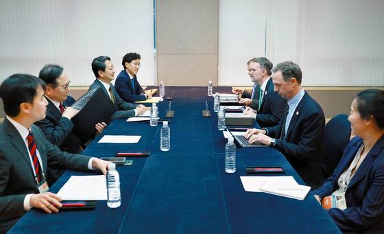Korean and U.S. trade officials including Minister of Industry Ahn Duk-geun and U.S. Trade Representative Jamieson Greer are seen during a meeting at the Jeju International Convention Center in Jeju on May 16. [NEWS1]