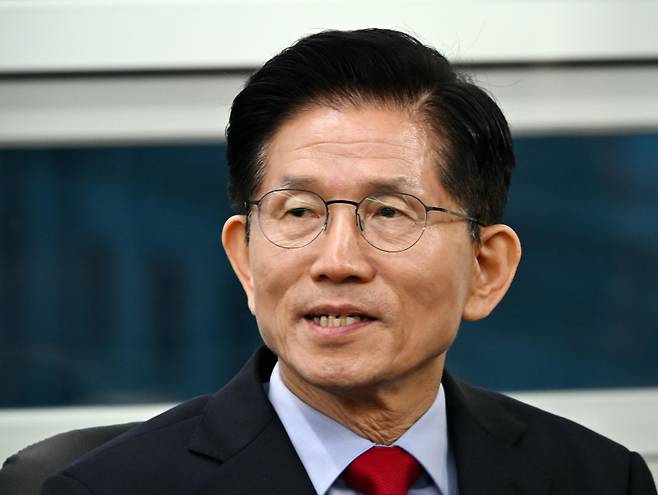 국민의힘 김문수 대선 후보가 지난 10일 서울 여의도 국민의힘 당사 대통령 후보실에서 캠프 관계자들과 사상 초유 대선 후보 교체 강행에 대책을 논의하고 있다. 곽경근 대기자