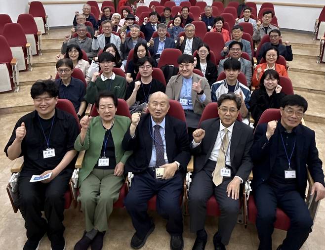 지난 16일 서대문구 연세대 루스채플 원일한홀에서 열린 연세대학교기독학생회 110주년, 재출범 기념 예배에 참석자들이 기념 촬영을 하고 있다. 김거성 목사 제공