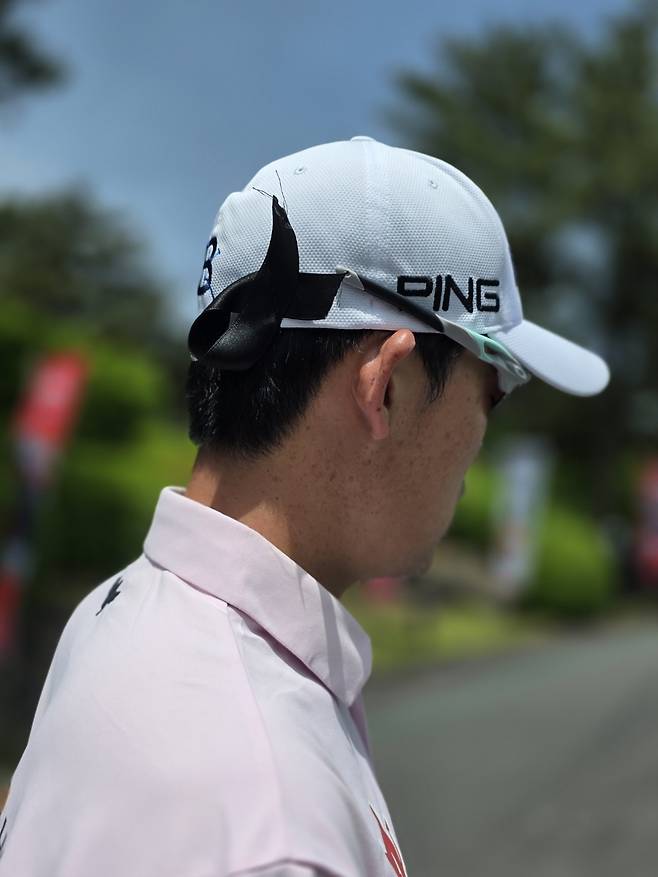 동료의 갑작스런 죽음을 애도하기 위해 모자에 검은 리본을 달고 출전한 김비오. KPGA