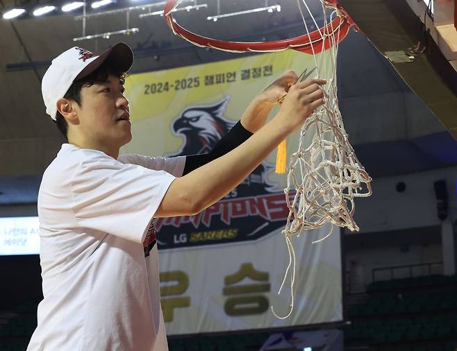 창원 LG 허일영이 17일 서울 잠실학생체육관에서 2024-2025 프로농구 KBL 챔피언결정전을 마친 뒤 골대 그물을 자르며 우승을 자축하고 있다. 연합뉴스