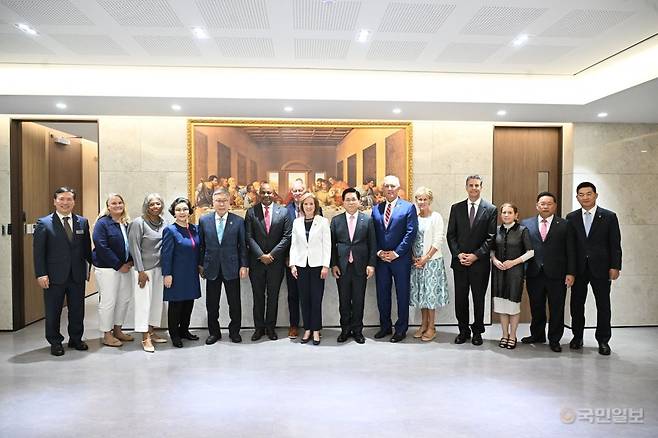FMC방한단이 18일 서울 여의도순복음교회 주일 예배에 참석한 뒤 이영훈(오른쪽 일곱 번째) 목사와 기념촬영을 하고 있다. 여의도순복음교회 제공