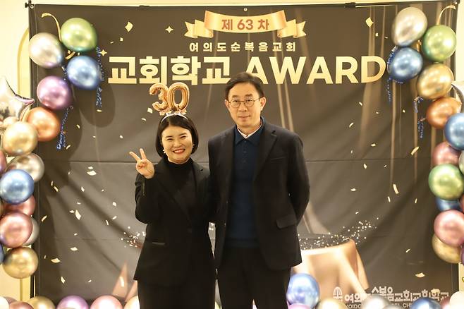 박찬호(오른쪽) 집사가 지난해 여의도순복음교회에서 30년 근속교사상을 받은 뒤 제자 강혜경 전도사와 찍은 기념사진.