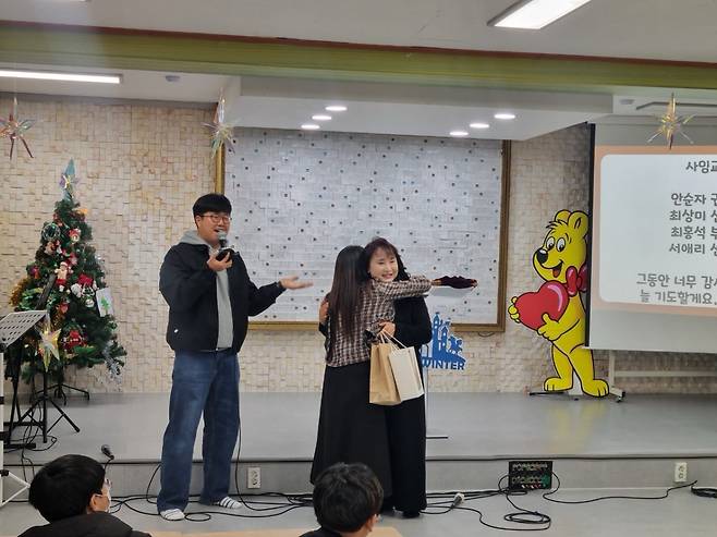 안순자 권사가 지난해 12월 대구 대일교회에서 열린 교사 은퇴식에서 제자인 현직 전도사와 작별 인사를 나누는 모습