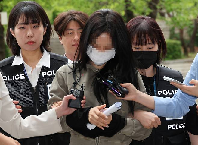 축구 국가대표팀 주장 손흥민의 아이를 임신했다고 주장하며 손씨에게 돈을 뜯어내려 한 20대 여성 양모씨가 17일 영장실질심사를 받기 위해 서울중앙지법에 들어서고 있다. 연합뉴스