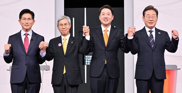 국민의힘 김문수·민주노동당 권영국·개혁신당 이준석·더불어민주당 이재명 대선 후보(왼쪽부터)가 18일 서울 마포구 SBS에서 열린 21대 대선 첫 TV 토론에 앞서 기념촬영을 하고 있다. 국회사진기자단