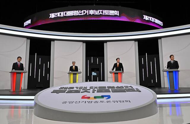 더불어민주당 이재명·개혁신당 이준석·민주노동당 권영국·국민의힘 김문수 대선후보가 18일 서울 마포구 상암동 SBS 프리즘센터 스튜디오에서 열린 제21대 대선 1차 후보자 토론회 시작을 기다리고 있다. 국회사진기자단