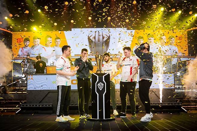 BB팀 선수단이 18일 중국 상하이에서 열린 ‘펍지 글로벌 시리즈(PGS) 8’ 결승 3일차에서 우승을 차지한 뒤 세레머니하고 있다. 크래프톤 제공