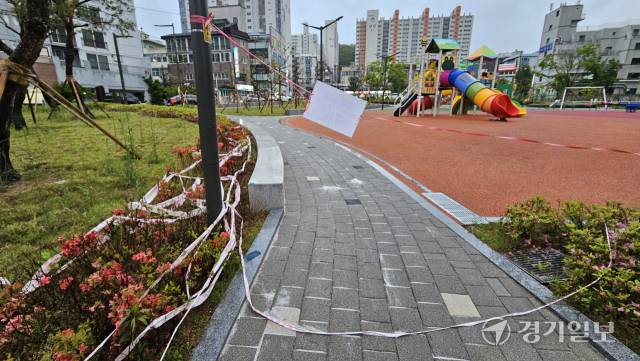 17일 오후 인천 미추홀구 학익1구역 한 공원. 공원을 둘러싼 차단선이 끊어진 채 화단에 떨어져 있다. 박기웅기자