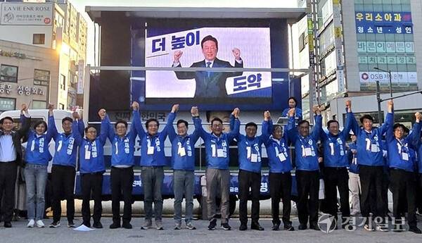 최근 인천 부평 로데오거리에서 더불어민주당 인천시당 선거대책위원회가 출정식을 하고 있다. 경기일보DB