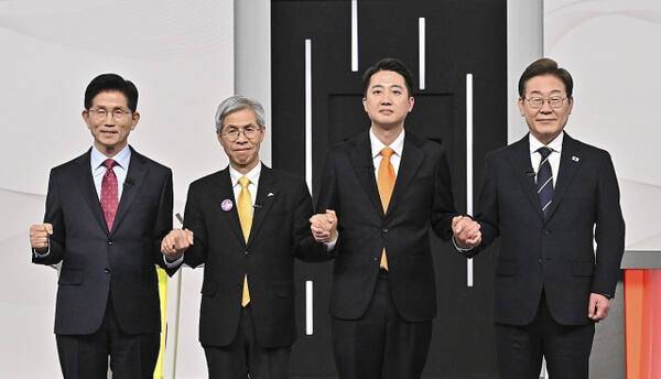 국민의힘 김문수(왼쪽부터)·민주노동당 권영국·개혁신당 이준석·더불어민주당 이재명 대선후보가 18일 서울 마포구 상암동 SBS 프리즘센터 스튜디오에서 열린 제21대 대선 1차 후보자 토론회 시작에 앞서 기념촬영을 하고 있다. 연합뉴스