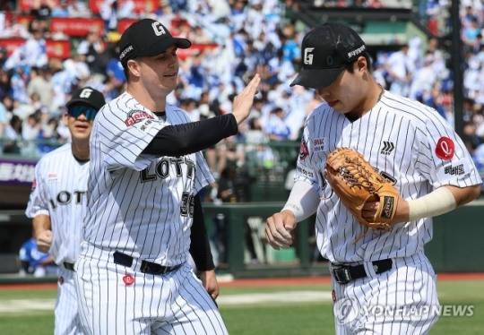 무실점 데이비슨 동료들 격려