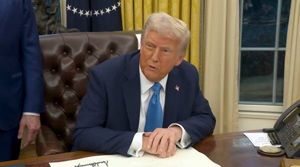 ▲지난 1월31일 행정명령에 서명하고 있는 트럼프 대통령. 사진=백악관 유튜브 갈무리